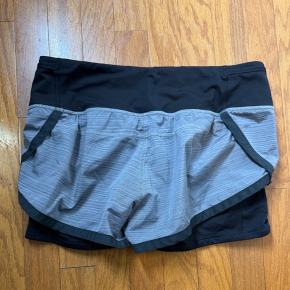 Lululemon Run Speed Squad Shorts Slate Gray/ Black with Flirty Pocket Sz. 6 - Picture 3 of 8